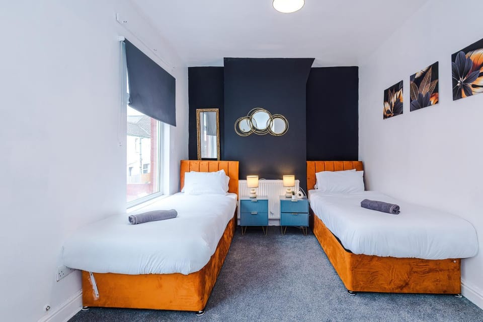 Bed, Seating area, Bedroom