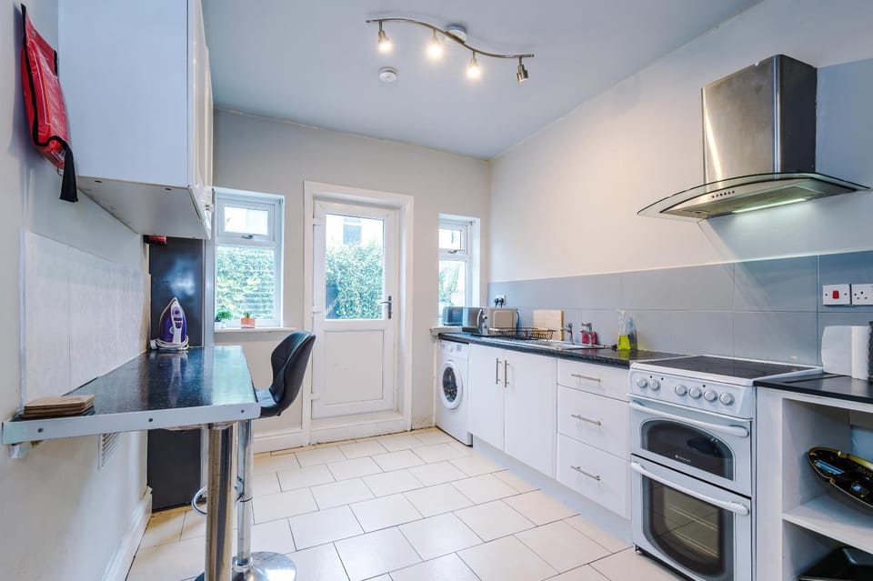 Kitchen or kitchenette, Dining area, dishwasher, minibar, oven, stove, toaster, washing machine, dryer