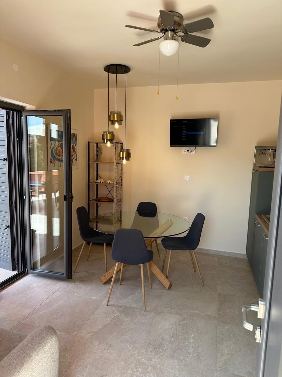 TV and multimedia, Living room, Seating area, Dining area