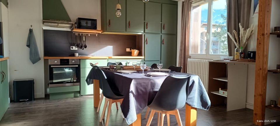 Kitchen or kitchenette, Dining area