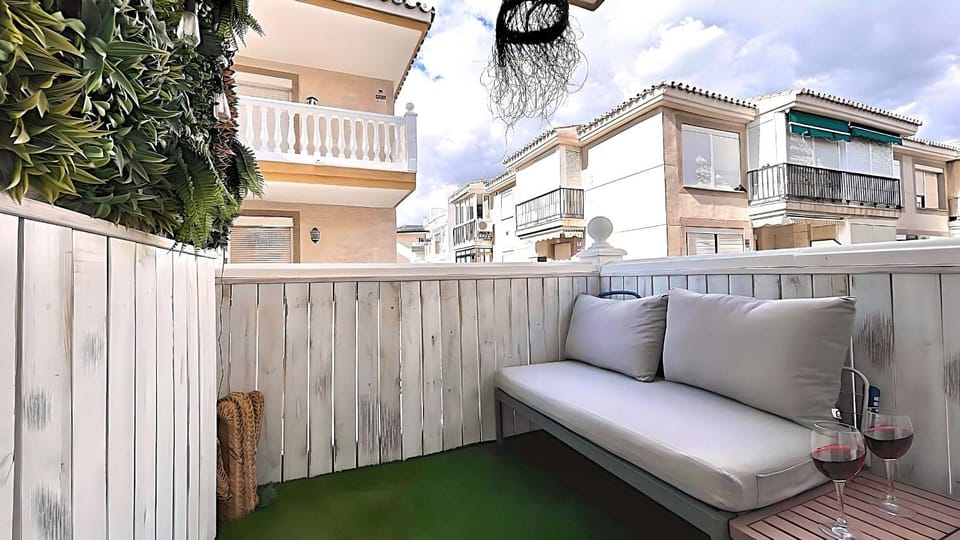 Property building, Day, Balcony/Terrace