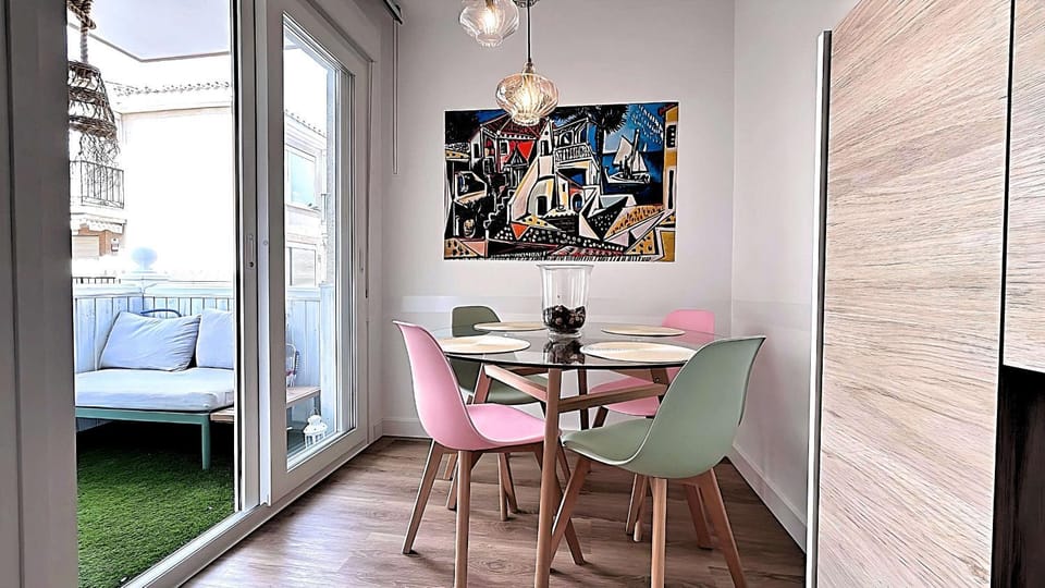Balcony/Terrace, Decorative detail, Dining area, heating, internet, air conditioner