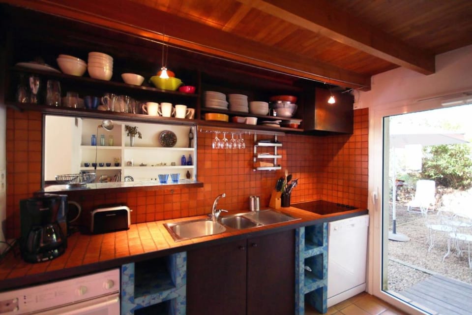 Property building, Coffee/tea facilities, Kitchen or kitchenette