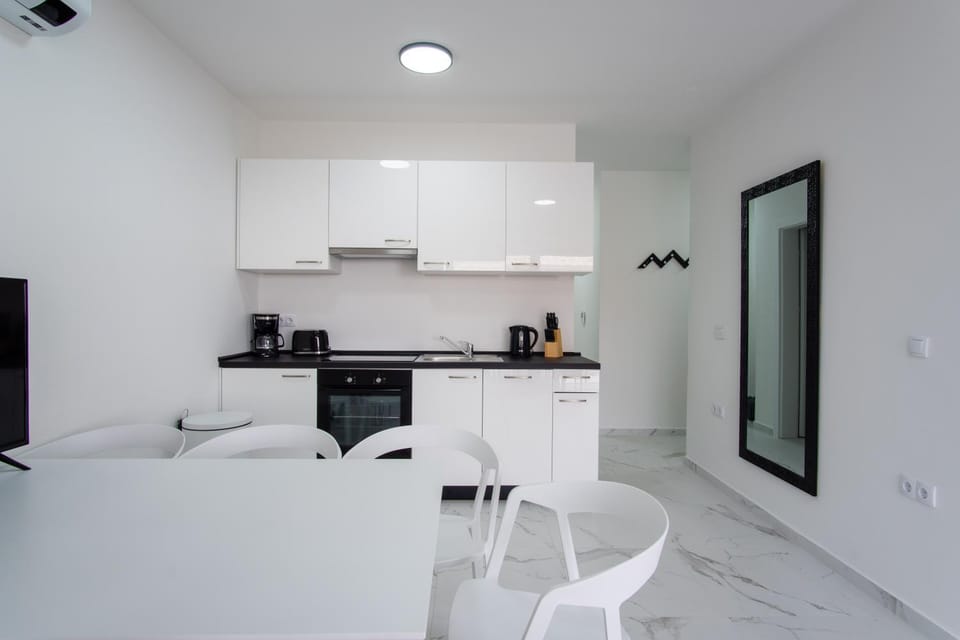 Kitchen or kitchenette, Dining area, oven, stove, toaster