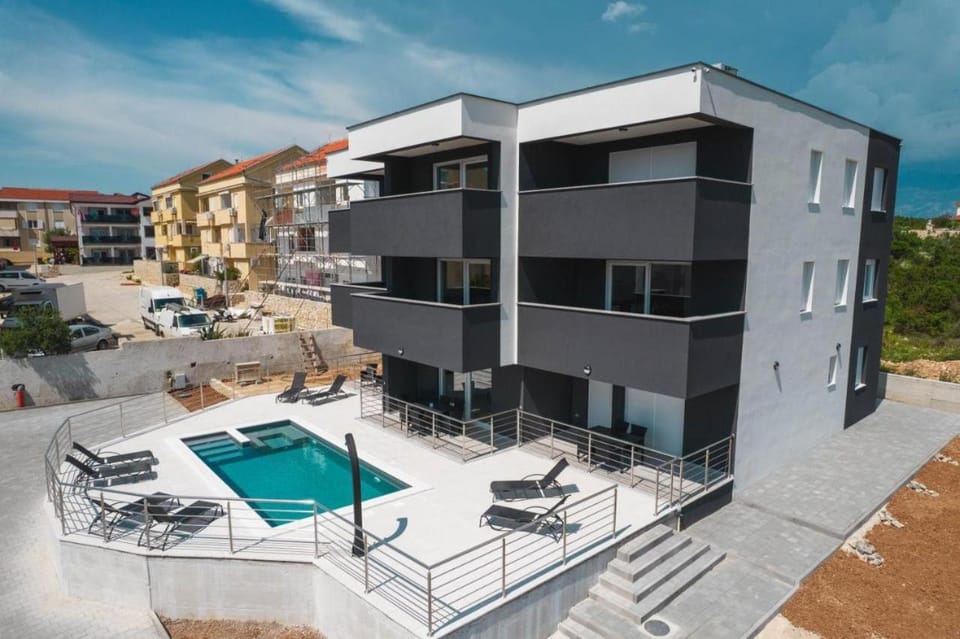 Property building, Day, Pool view, Swimming pool