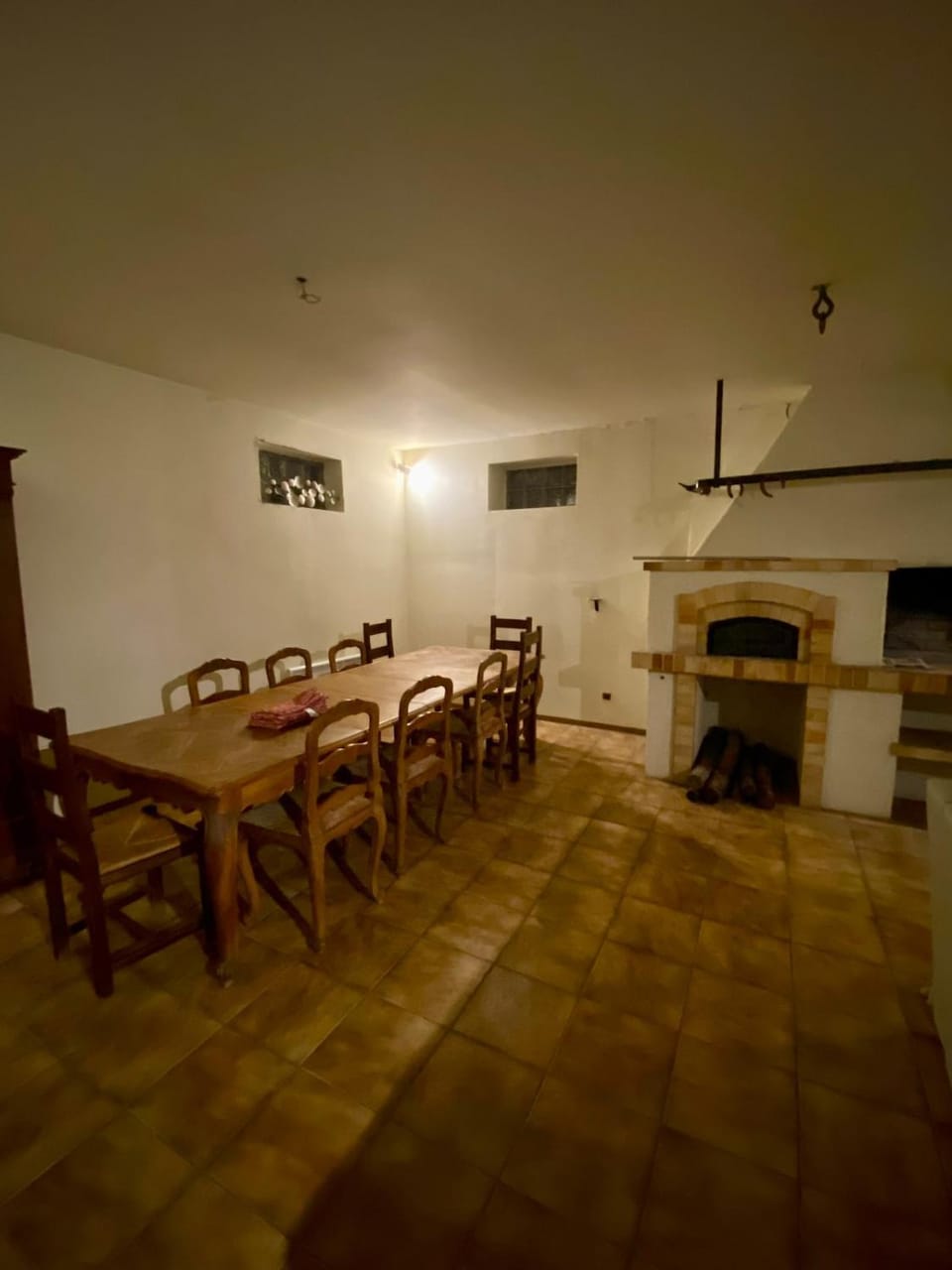 Communal lounge/ TV room, BBQ facilities, Game Room, Living room, Seating area, Dining area, Meeting/conference room, oven