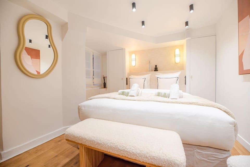 Bed, Photo of the whole room, towels