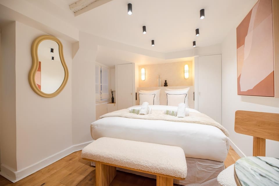 Photo of the whole room, Bedroom, towels