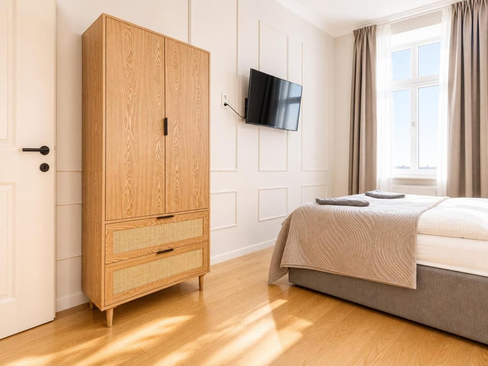 Bed, TV and multimedia, Bedroom, wardrobe