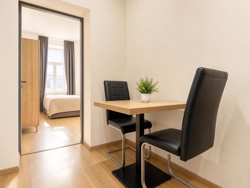 Bed, TV and multimedia, Seating area, Dining area, Bedroom