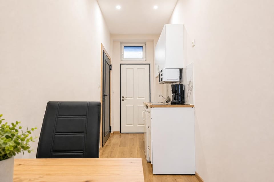 Kitchen or kitchenette, oven