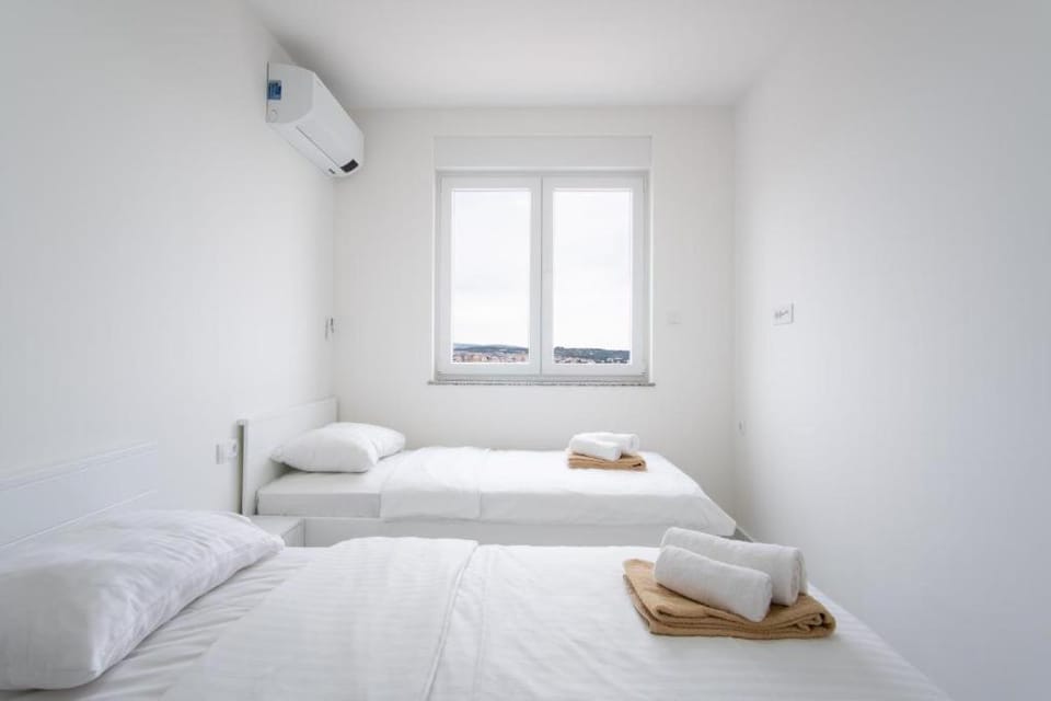 Bed, Bedroom, air conditioner