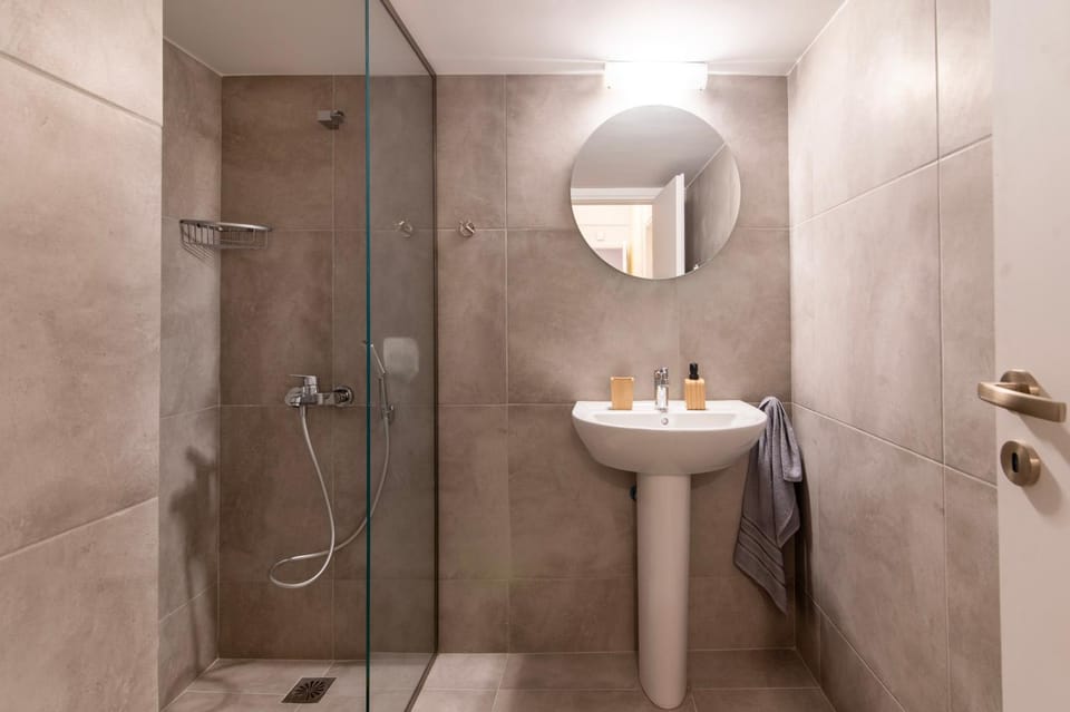 Shower, Toilet