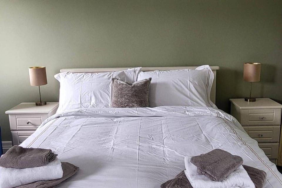 Bed, Bedroom, towels