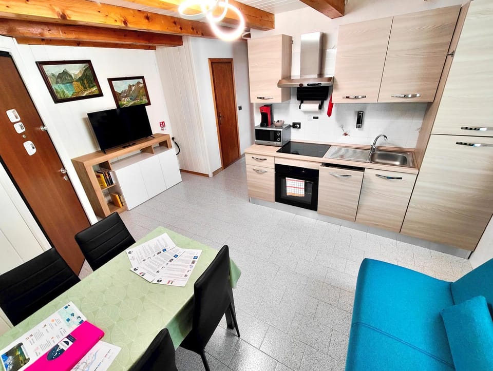 TV and multimedia, Coffee/tea facilities, Kitchen or kitchenette, Living room, kitchen