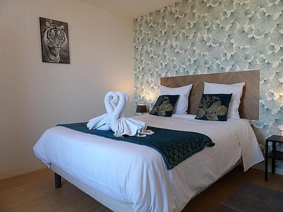 Bed, Bedroom, towels