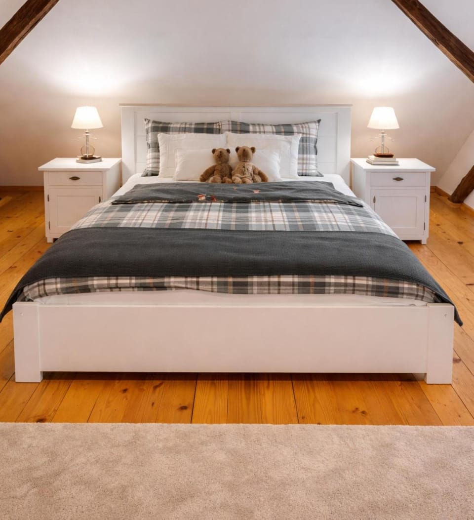 Bed, Photo of the whole room, Bedroom