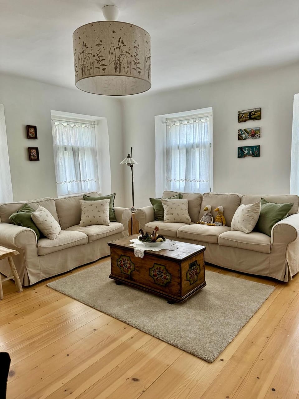 Day, Living room, Photo of the whole room, Seating area