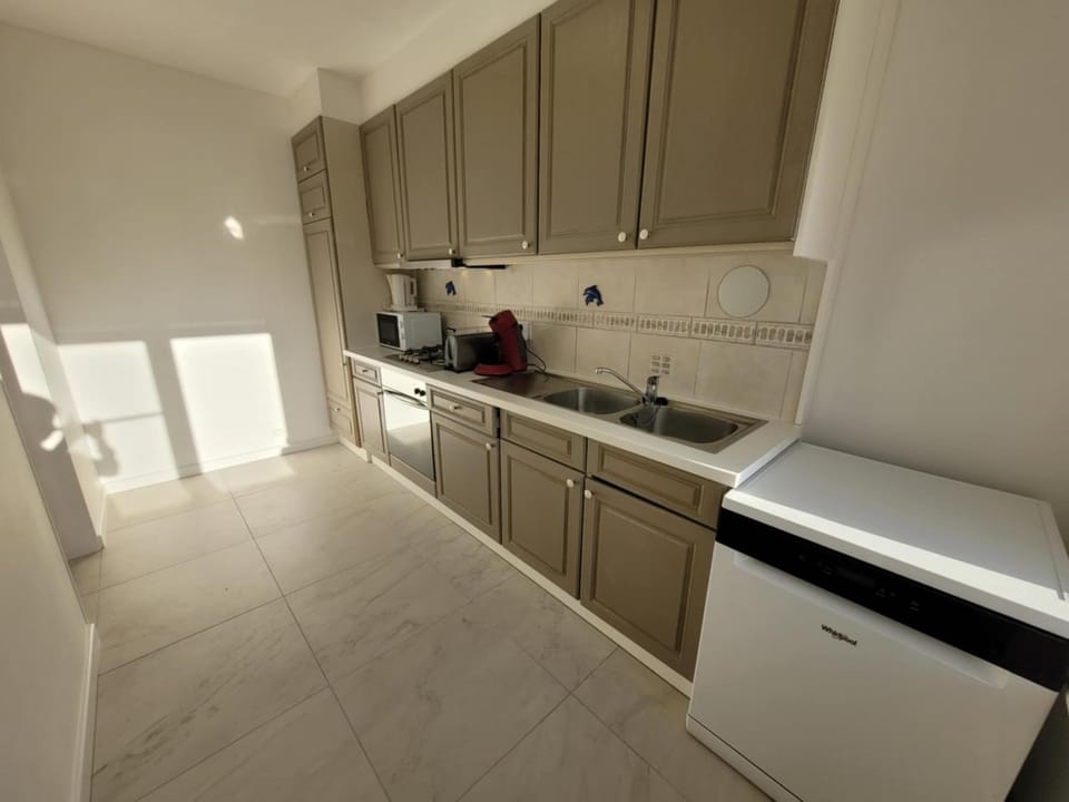 Kitchen or kitchenette, dishwasher, stove