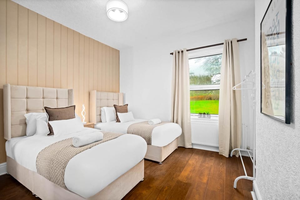 Property building, Bed, Bedroom, towels