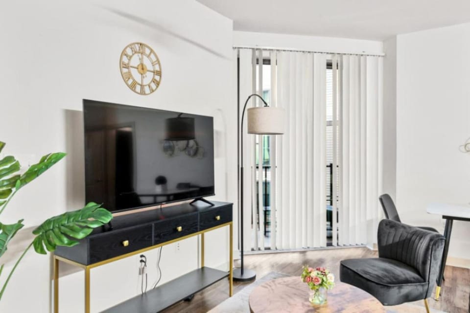 Vibrant 2BR Near Birminghams Best Spots 002 Apartment in Birmingham