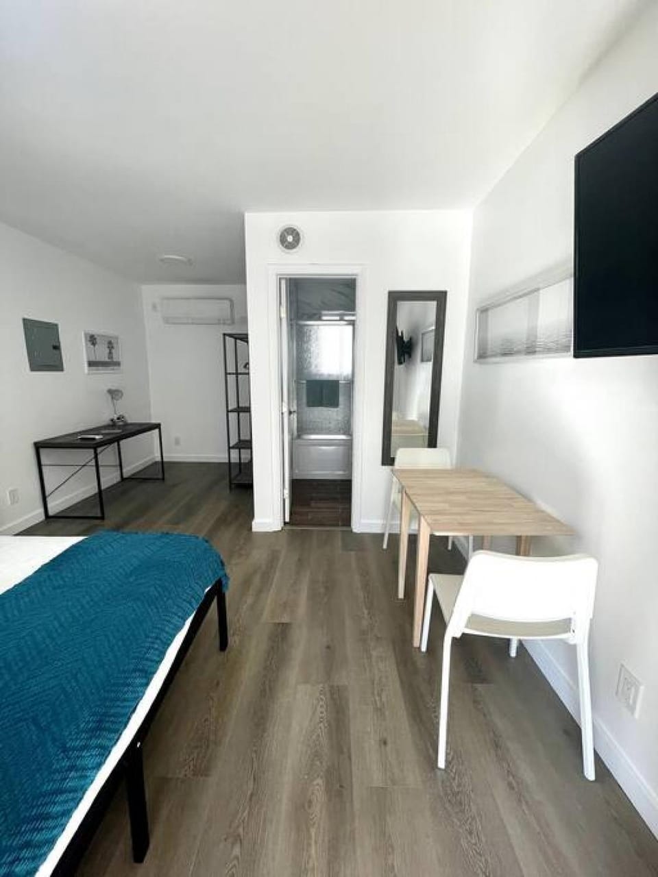 Modern Studio W Parking 10 min to FLL and Beach Apartment in Hollywood