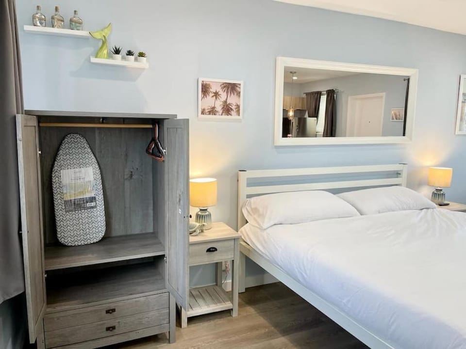 Serene Studio W Parking 10 min from Beach and FLL Apartment in Hollywood