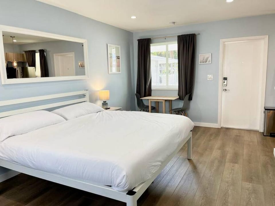 Serene Studio W Parking 10 min from Beach and FLL Apartment in Hollywood