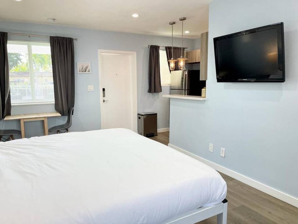 Serene Studio W Parking 10 min from Beach and FLL Apartment in Hollywood