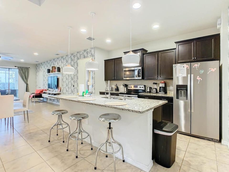 Kitchen or kitchenette, minibar