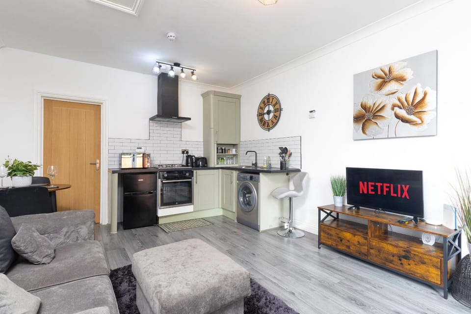 TV and multimedia, Kitchen or kitchenette, Living room, Seating area, oven, stove, toaster