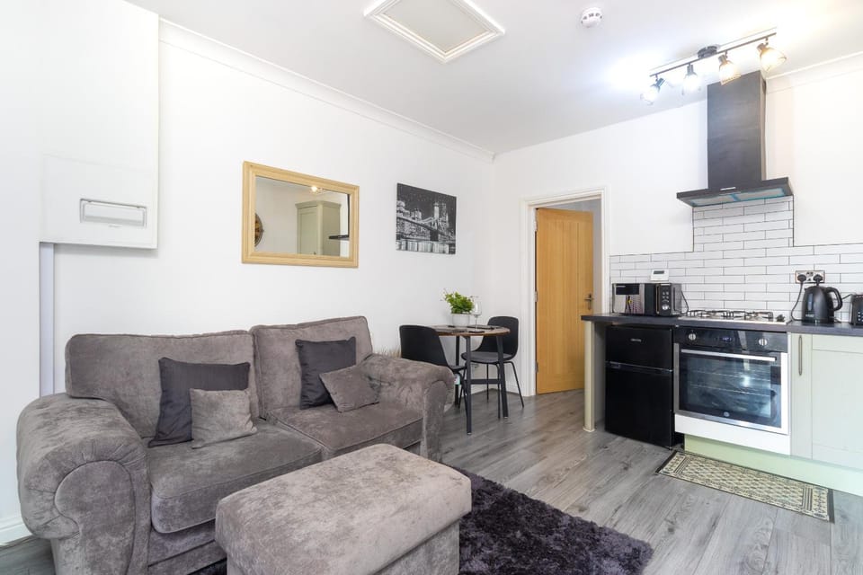 Coffee/tea facilities, Kitchen or kitchenette, Living room, Seating area, Dining area, oven, stove, toaster