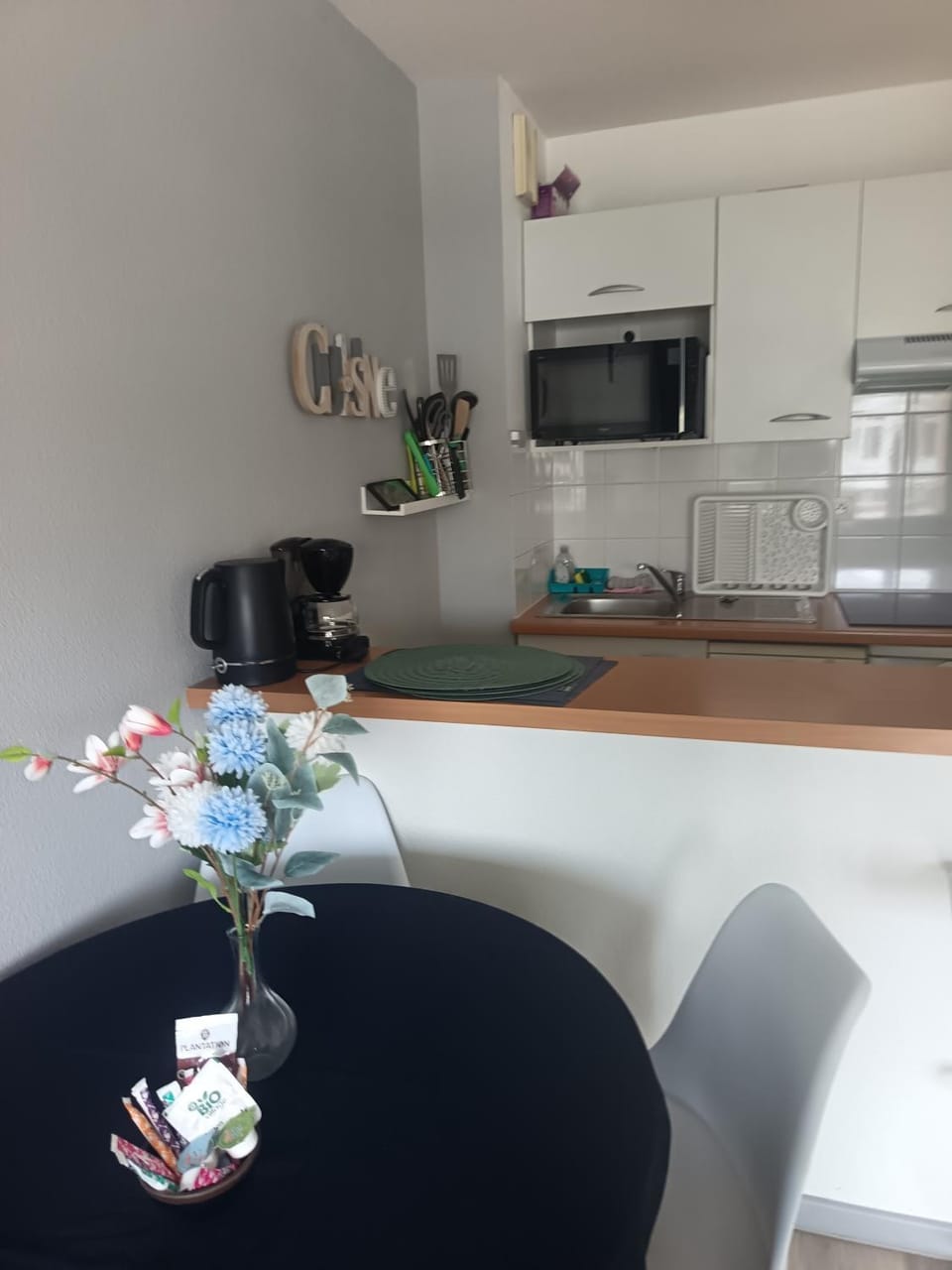 Kitchen or kitchenette, Dining area, minibar