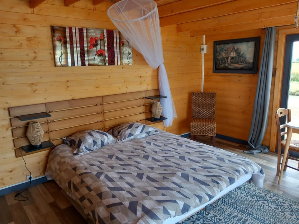 Photo of the whole room, Lake view