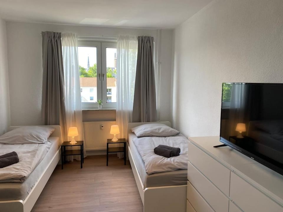 Bed, TV and multimedia, Evening entertainment, Bedroom