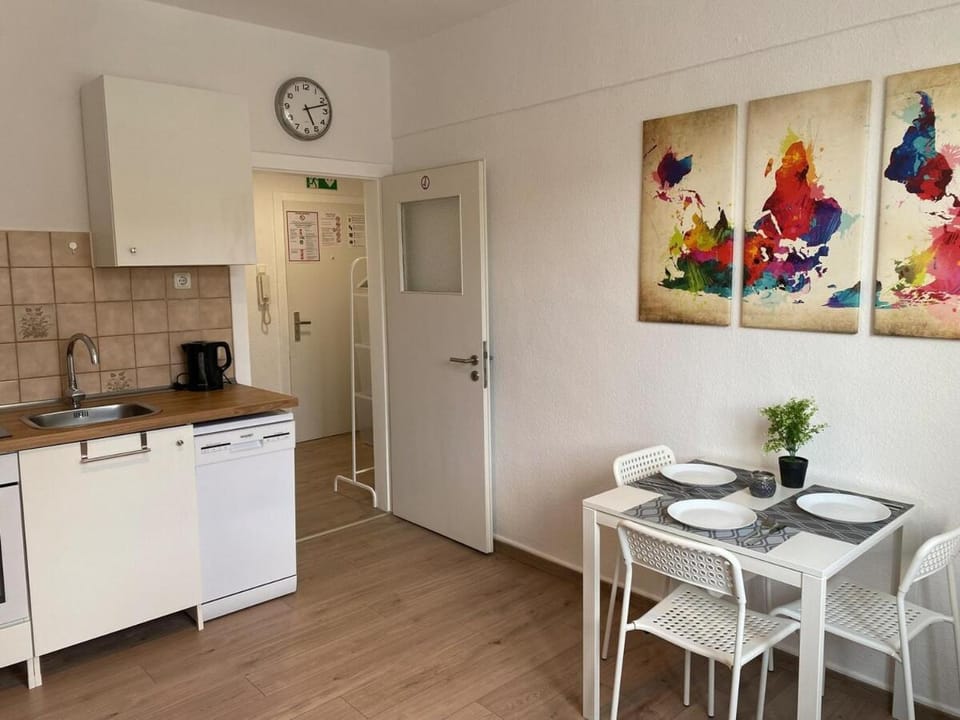 Kitchen or kitchenette, Dining area, oven, stove