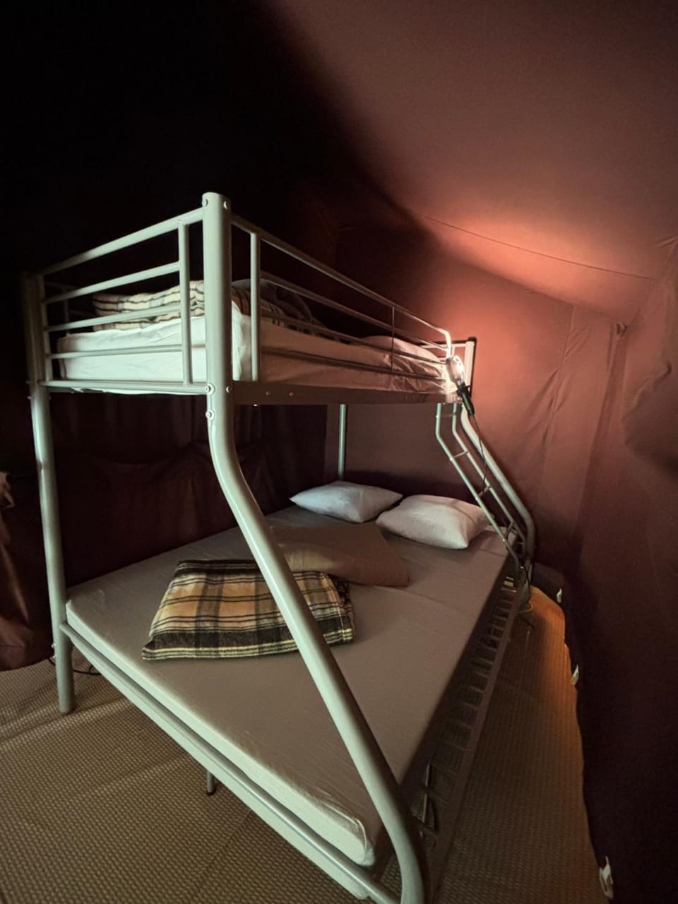 Bedroom, bunk bed