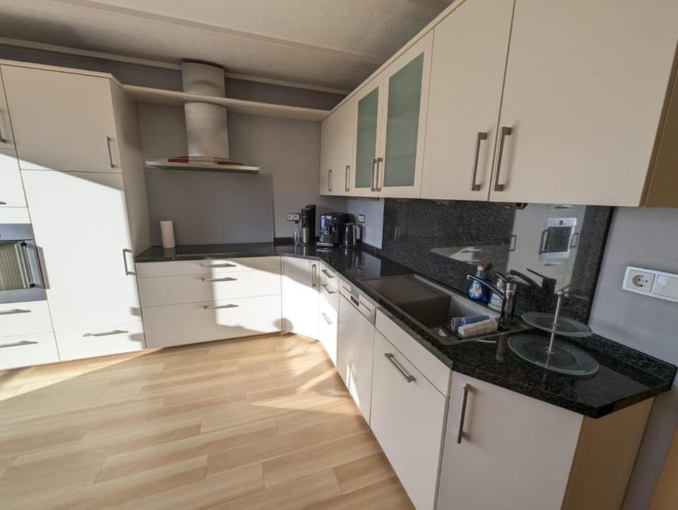 Coffee/tea facilities, Kitchen or kitchenette, dishwasher, oven, stove, toaster