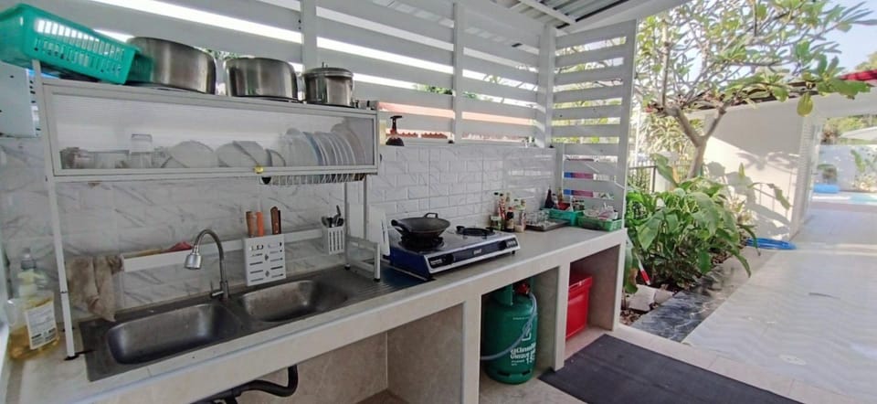 Kitchen or kitchenette, Communal kitchen
