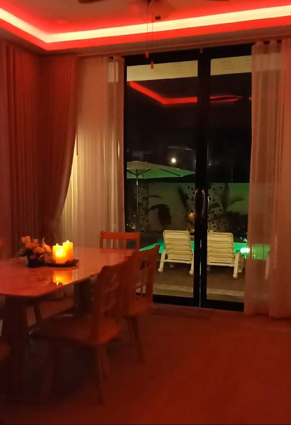 Restaurant/places to eat, Living room
