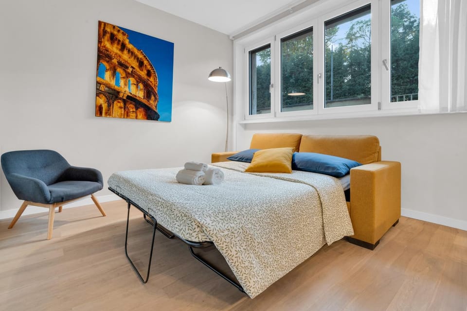 Bed, TV and multimedia, Living room