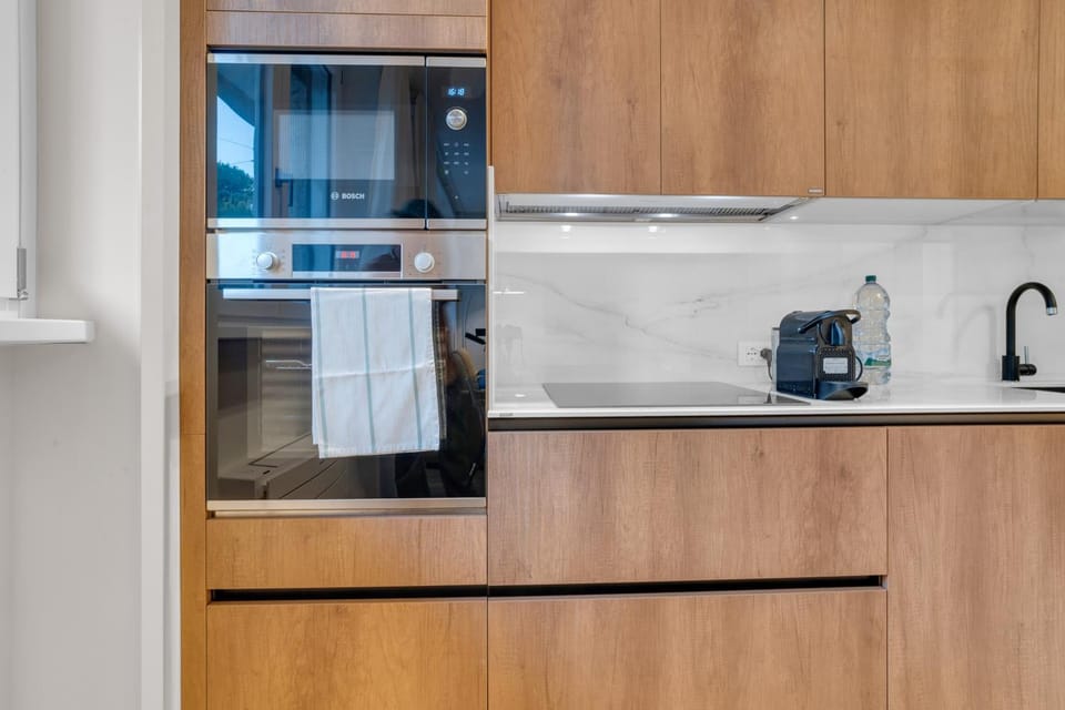 Coffee/tea facilities, Kitchen or kitchenette, microwave, oven, stove