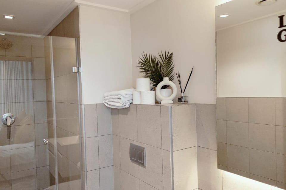 Shower, Toilet, towels