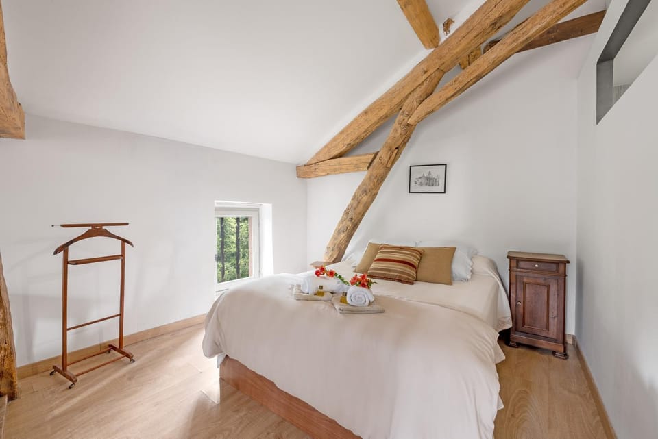 Photo of the whole room, Bedroom