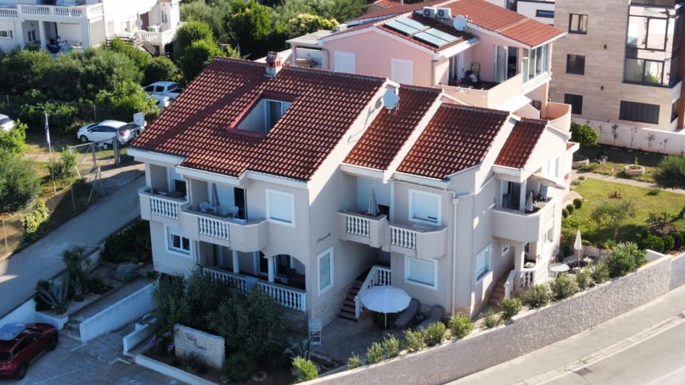 Property building, Neighbourhood, Bird's eye view, Location, Parking