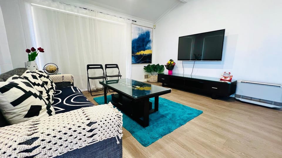 Beautiful home Queen bed near train station Bed and Breakfast in Perth