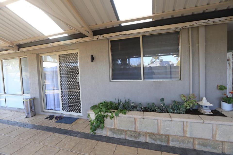 Beautiful home Queen bed near train station Bed and Breakfast in Perth