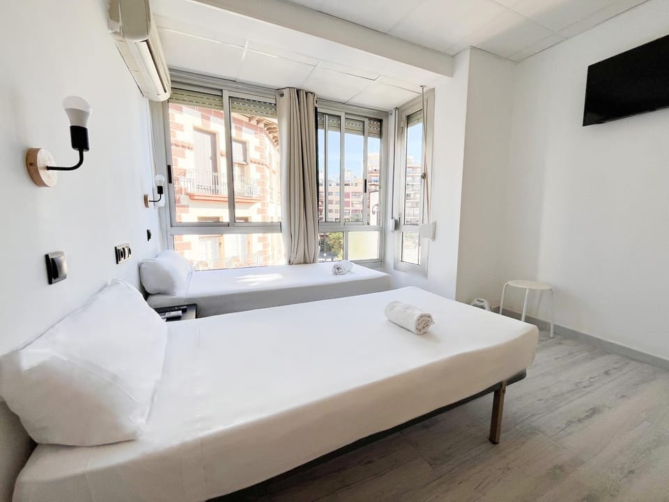 Bed, TV and multimedia, Photo of the whole room, Bedroom, towels