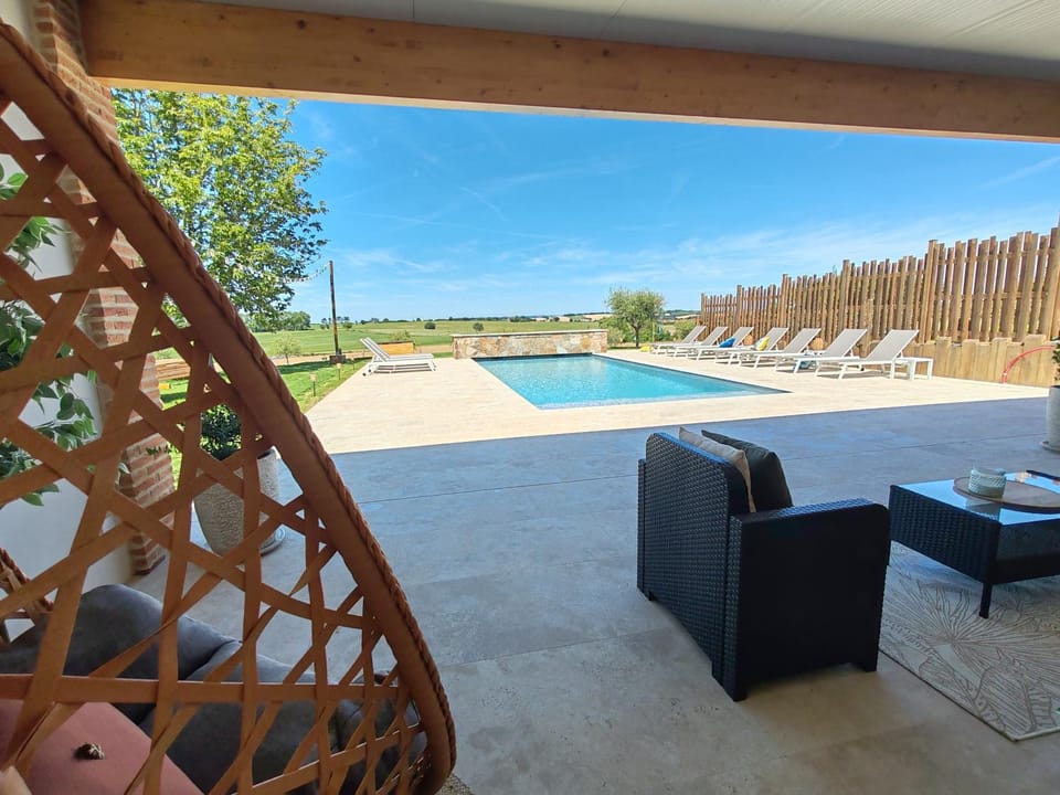 Domaine de Vizols-Gite 4 etoiles Piscine 15p House in Occitanie