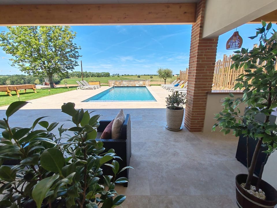 Domaine de Vizols-Gite 4 etoiles Piscine 15p House in Occitanie
